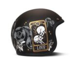 Mattschwarzer Helm mit goldenen Karten und Skeletten