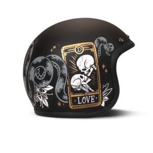 Mattschwarzer Helm mit goldenen Karten und Skeletten