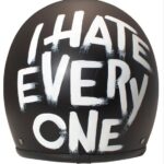 mattschwarzer Helm ohne Visier mit Schrift "I hate everyone"