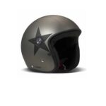 Helm mattrgau mit schwarzem Stern auf der Seite und Visier