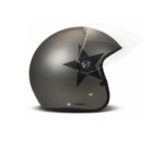 Helm mattrgau mit schwarzem Stern auf der Seite und Visier