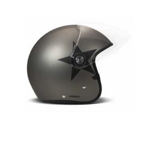 Helm mattrgau mit schwarzem Stern auf der Seite und Visier