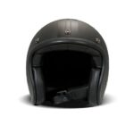 mattschwarzer Helm ohne Visier mit glänzendem Stern