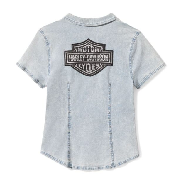 Hellblaue Harley Davidson Jeansbluse mit Reißverschluss vorne und Bar & Shield Emblem auf der Rückseite.