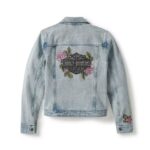 Hellblaue Harley Davidson Damen Jeansjacke mit Taschen an der Vorderseite und einem gestickten Rosenmotiv auf der Rückseite