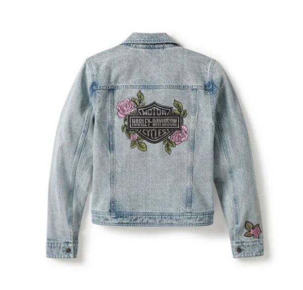 Hellblaue Harley Davidson Damen Jeansjacke mit Taschen an der Vorderseite und einem gestickten Rosenmotiv auf der Rückseite