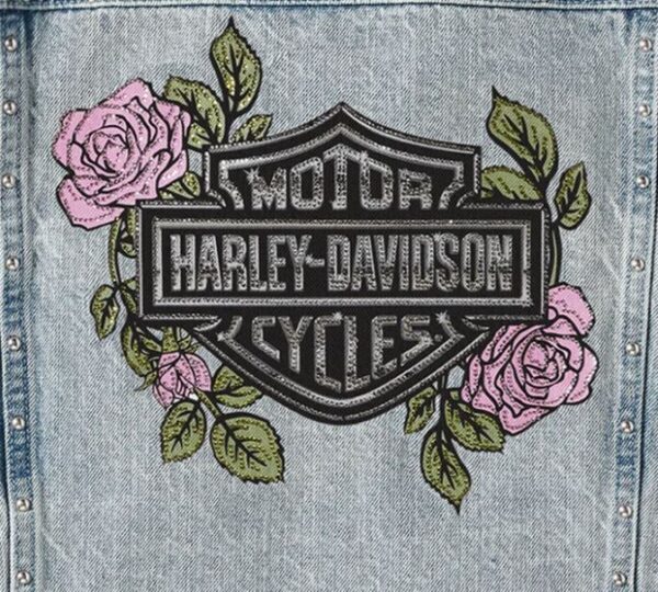 Hellblaue Harley Davidson Damen Jeansjacke mit Taschen an der Vorderseite und einem gestickten Rosenmotiv auf der Rückseite