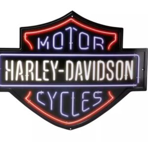 Das original Harley-Davidson Blechschild eignet sich perfekt als Dekoration der Garage, macht aber auch in Haus und Wohnung eine gute Figur. Individuell gestaltetes Neon-Style Bar & Shield Design Geprägte Akzente und leuchtende Farben verleihen Tiefe und Dimension. Glatte Kanten für sichere Handhabung. Mit Löchern zum einfachen Aufhängen. Abmessungen: 50 x 38 cm Tipp: In unserer Kategorie Schilder & Magnete bieten wir eine riesige Auswahl an Harley-Davidson Blechschildern in verschiedenen Designs und Größen an. Hinweis: Dies ist ein Blechschild, das das Aussehen von Neon nachahmt. Es enthält kein echtes Neon.