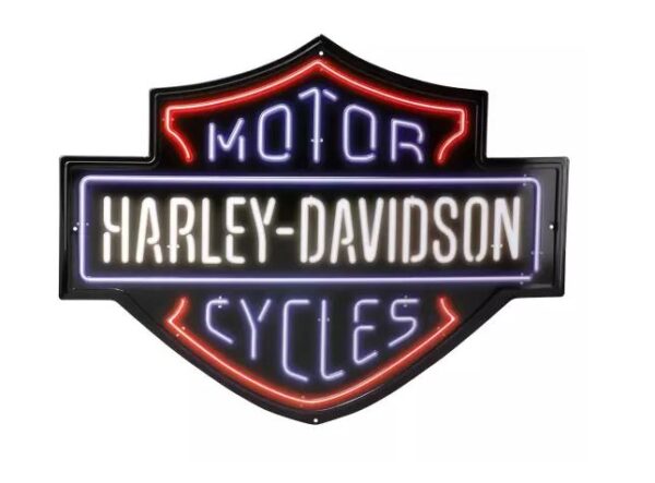 Das original Harley-Davidson Blechschild eignet sich perfekt als Dekoration der Garage, macht aber auch in Haus und Wohnung eine gute Figur. Individuell gestaltetes Neon-Style Bar & Shield Design Geprägte Akzente und leuchtende Farben verleihen Tiefe und Dimension. Glatte Kanten für sichere Handhabung. Mit Löchern zum einfachen Aufhängen. Abmessungen: 50 x 38 cm Tipp: In unserer Kategorie Schilder & Magnete bieten wir eine riesige Auswahl an Harley-Davidson Blechschildern in verschiedenen Designs und Größen an. Hinweis: Dies ist ein Blechschild, das das Aussehen von Neon nachahmt. Es enthält kein echtes Neon.